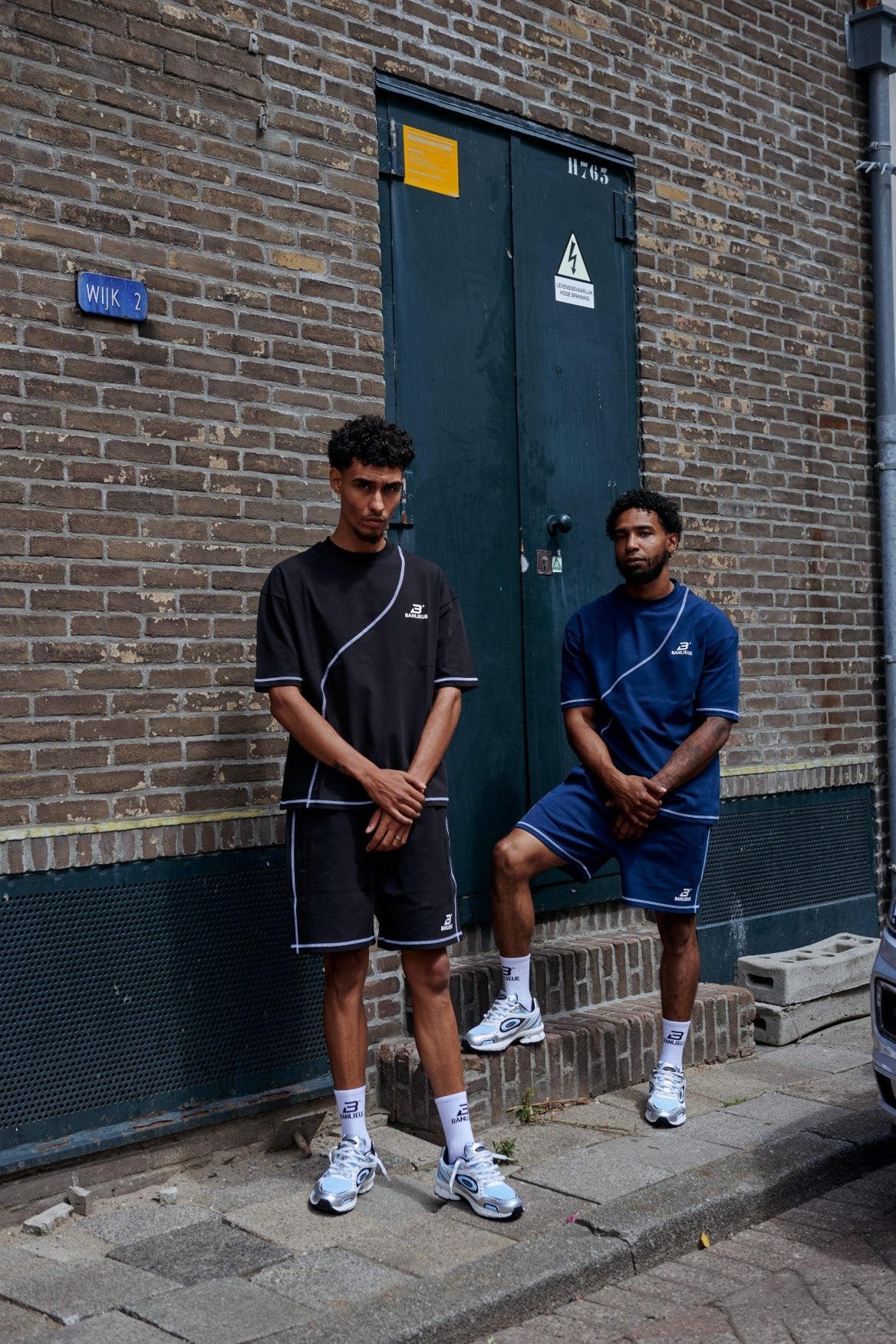 CONTRAST STITCH T-SHIRT | BLACK / WHITE