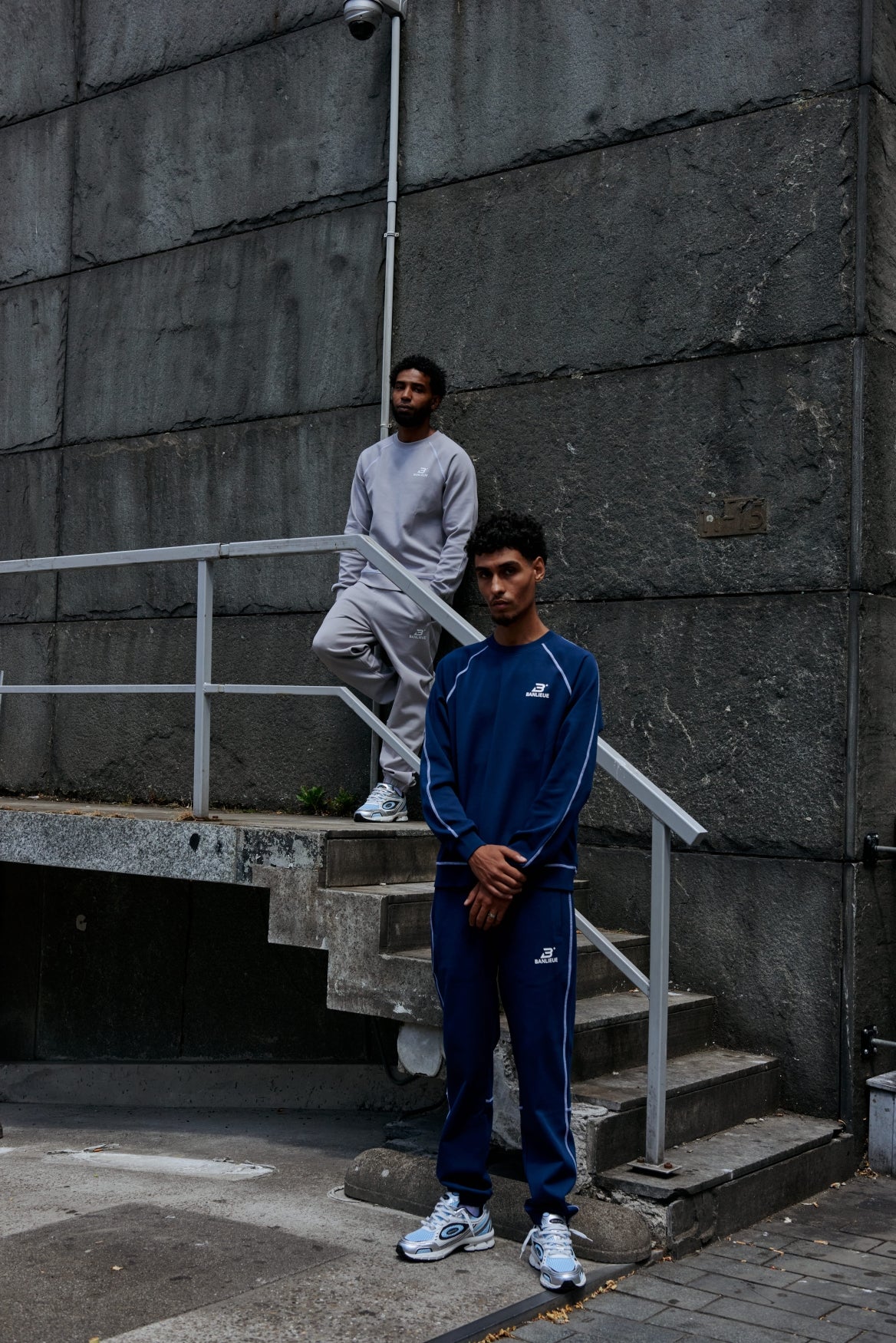 CONTRAST STITCH SWEATPANTS | ALLOY GREY / WHITE